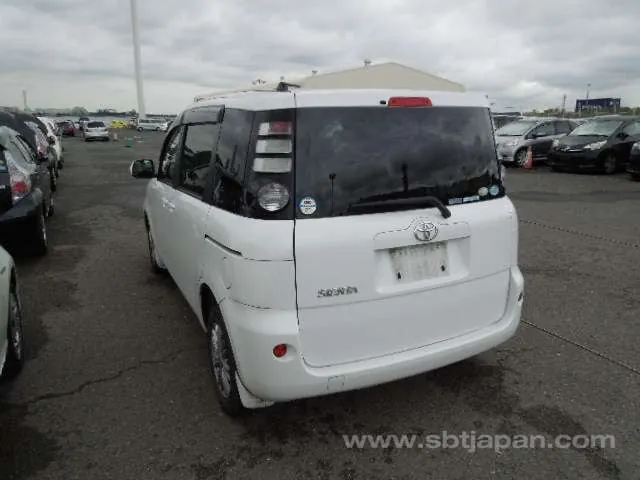Toyota Sienta 2010 photo 3