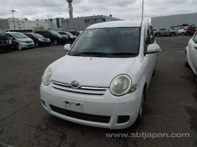 Toyota Sienta 2010 photo 2