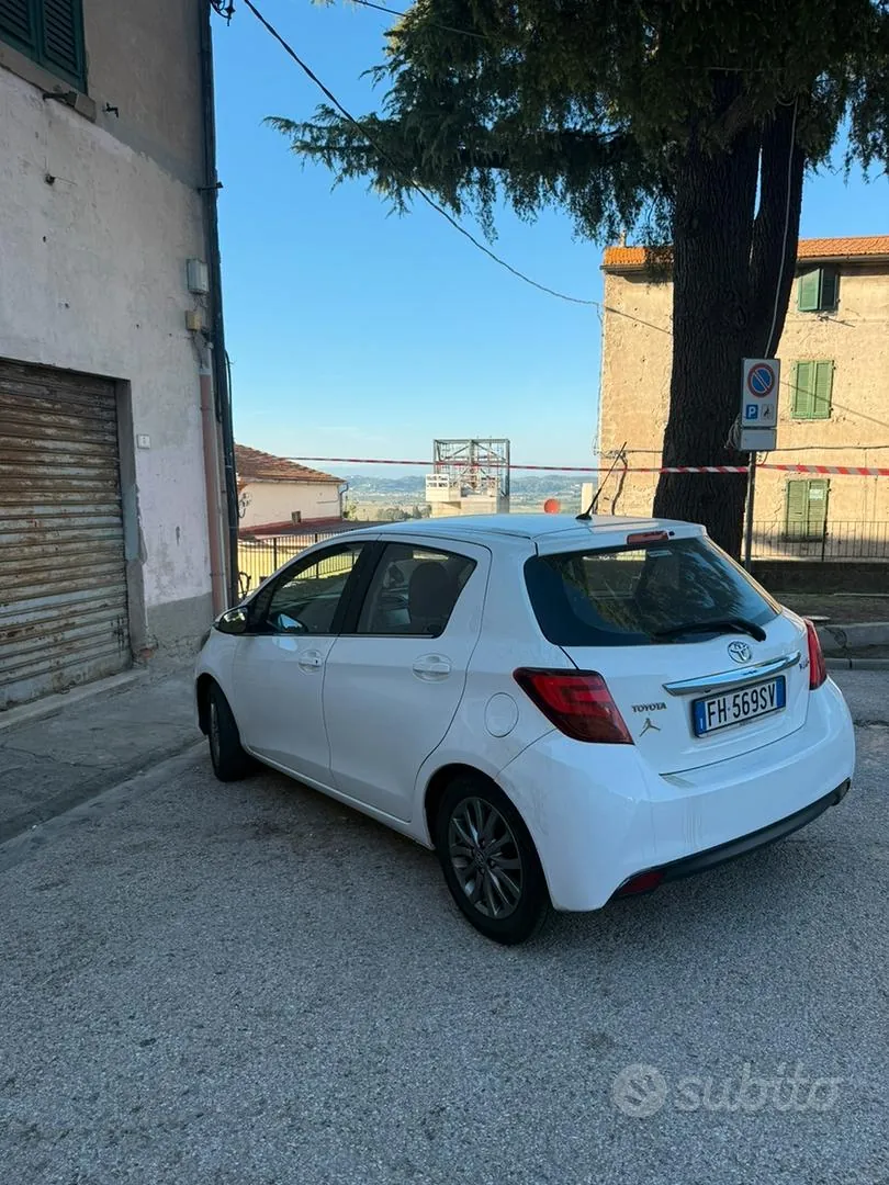 Toyota Yaris 2017 photo 2
