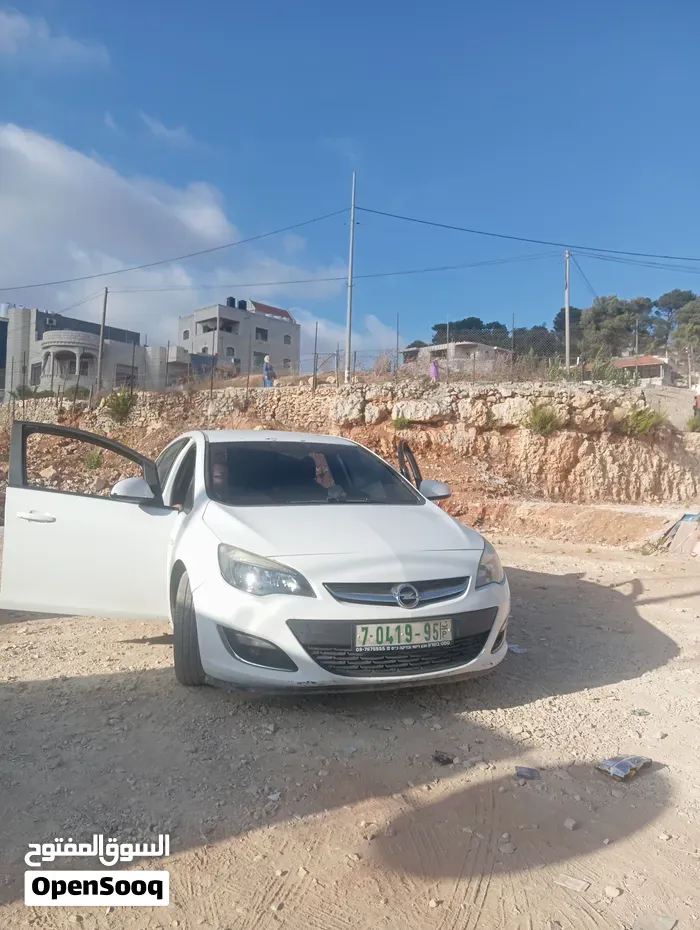 Opel Astra 2012 photo 2