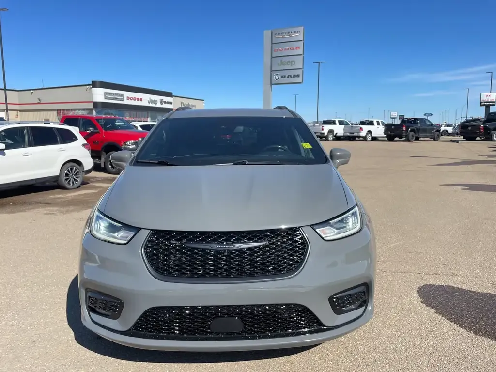 Chrysler Pacifica 2022 photo 2