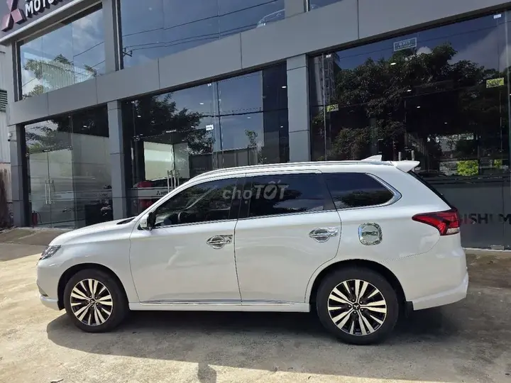 Mitsubishi Outlander 2022 photo 2