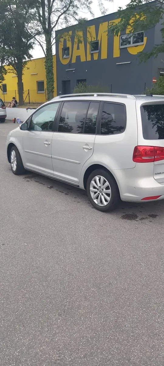 Volkswagen Touran 2010 photo 2