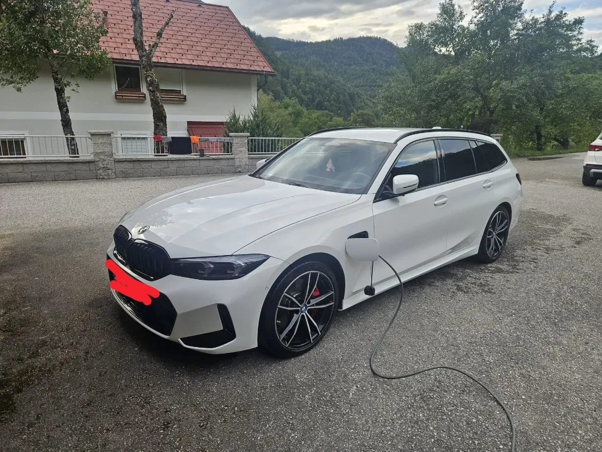 BMW 3 Series 2023 photo 2