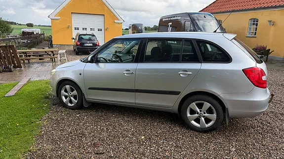 Skoda Fabia 2011 photo 2