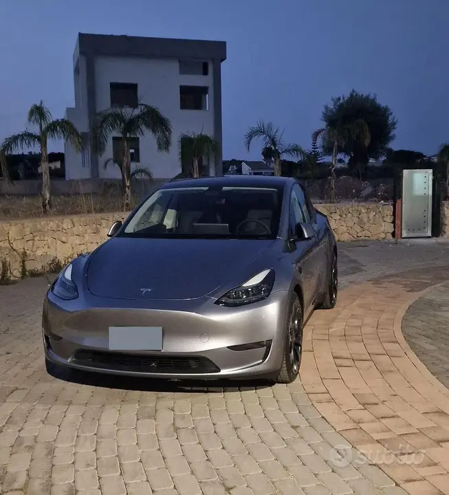 Tesla Model Y 2023 photo 2