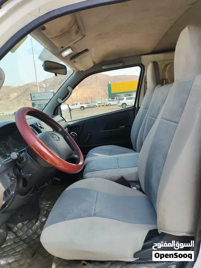 Toyota Hiace 2014 photo 2