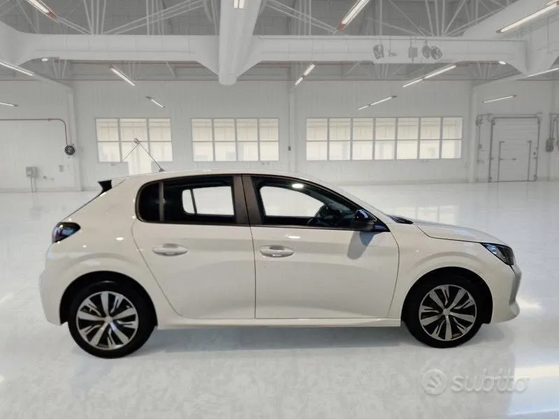 Peugeot 208 2023 photo 3
