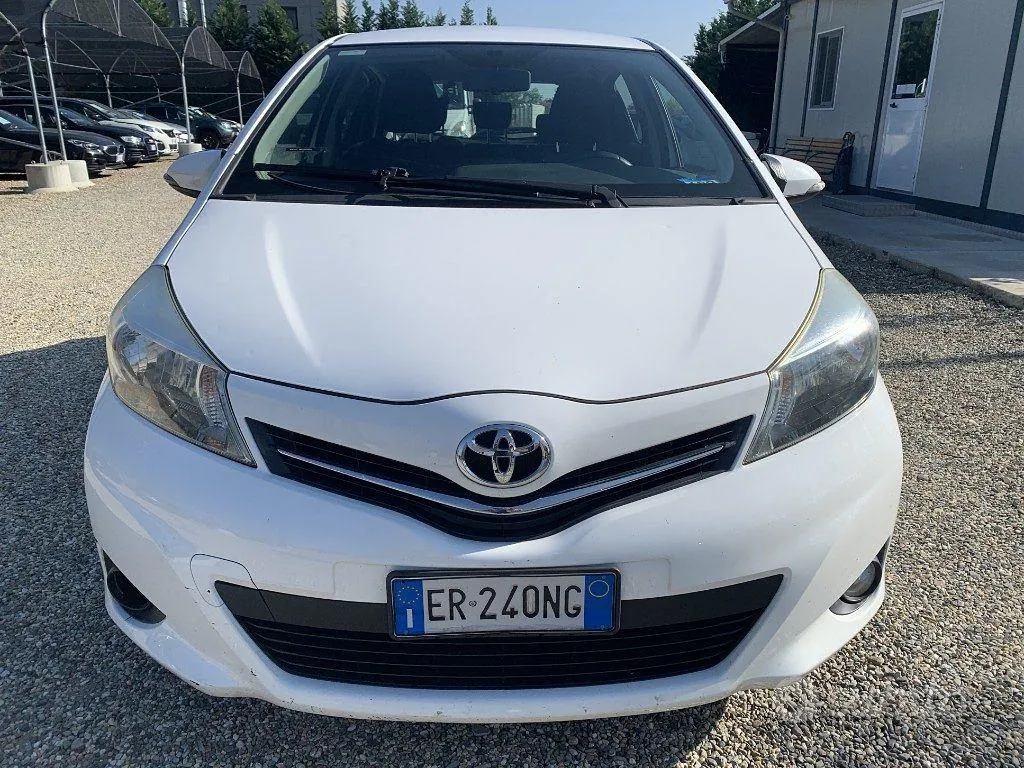 Toyota Yaris 2013 photo 2