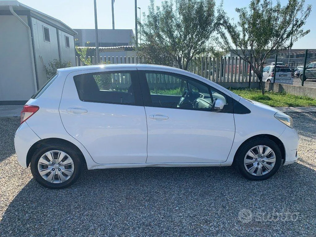 Toyota Yaris 2013 photo 4