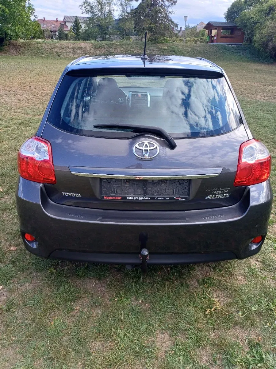 Toyota Auris 2013 photo 2