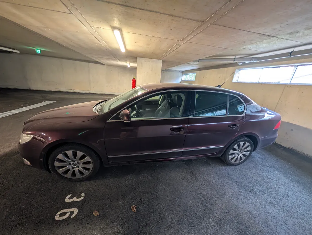 Skoda Superb 2009 photo 2