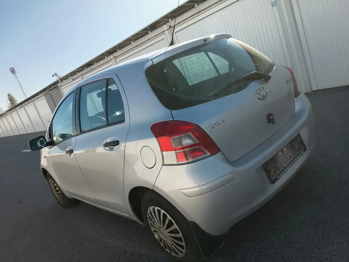 Toyota Yaris 2011 photo 2