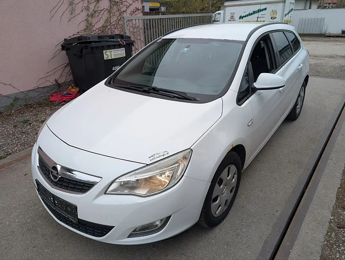 Opel Astra 2011 photo 2