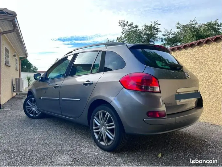 Renault Clio 2010 photo 2