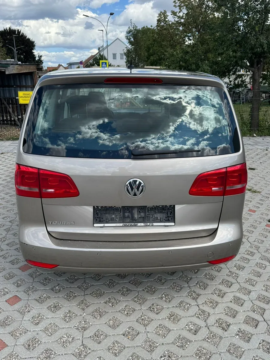 Volkswagen Touran 2013 photo 2