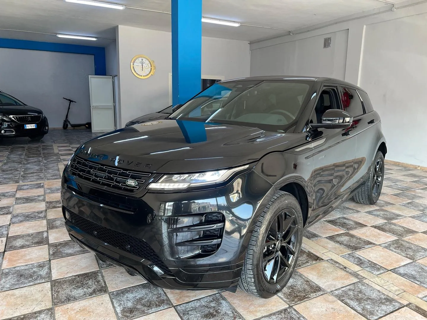 Land Rover Range Rover Evoque 2024 photo 2