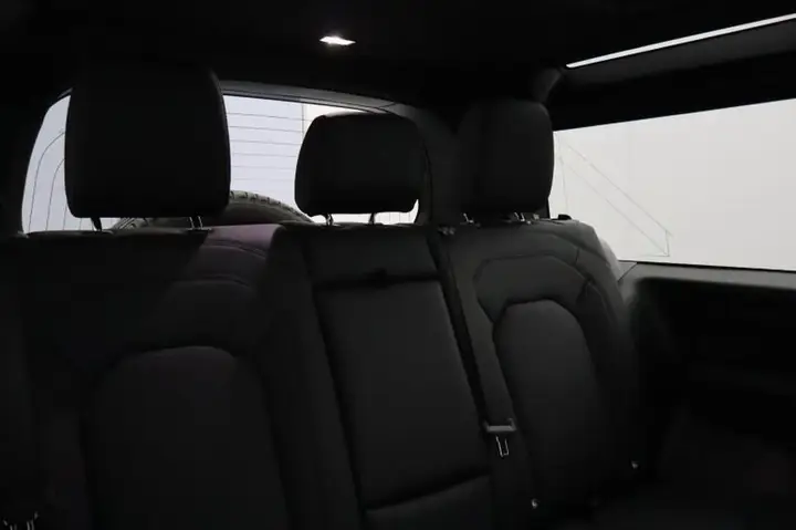 Land Rover Defender photo 4