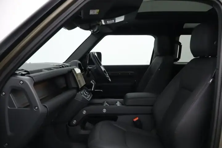 Land Rover Defender photo 3