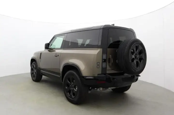 Land Rover Defender photo 2