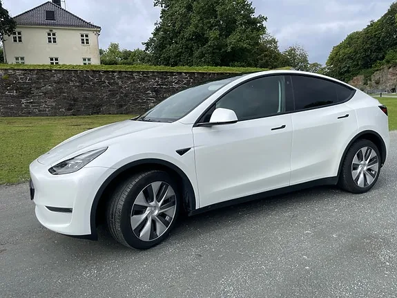 Tesla Model Y 2023 photo 2