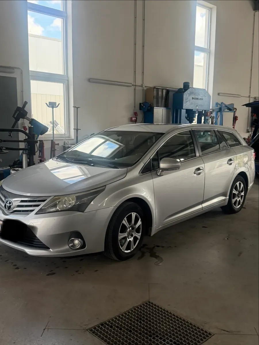 Toyota Avensis 2012 photo 2