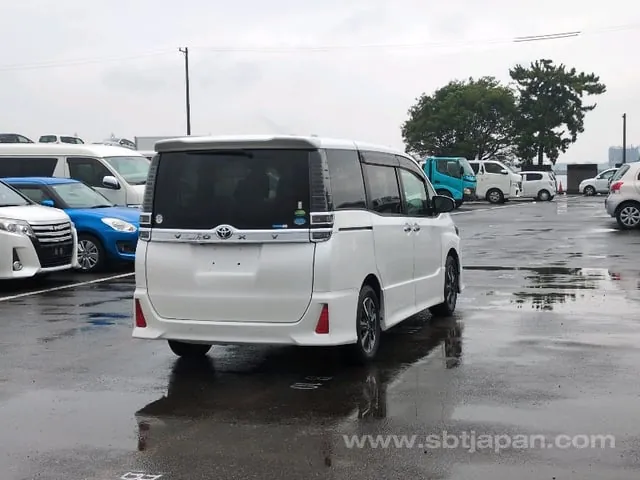 Toyota Voxy 2020 photo 4