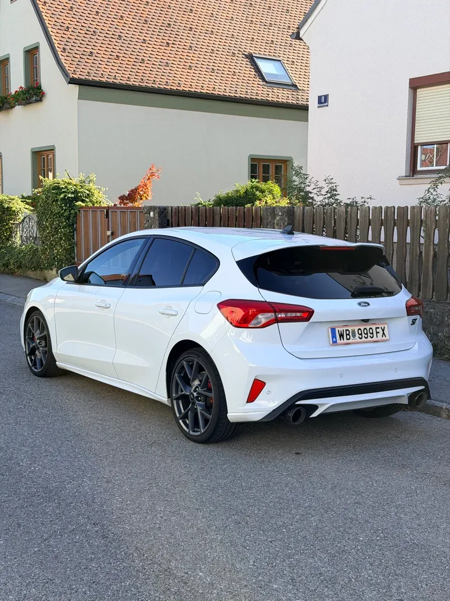 Ford Focus 2021 photo 2