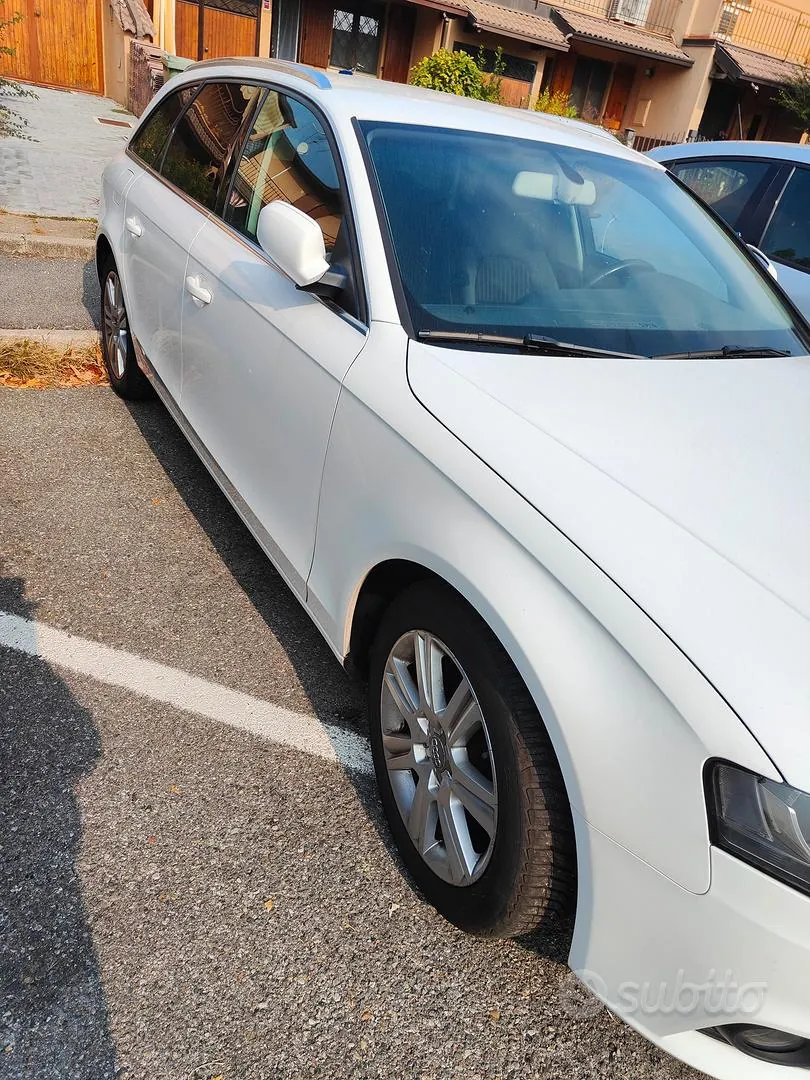 Audi A4 2010 photo 2
