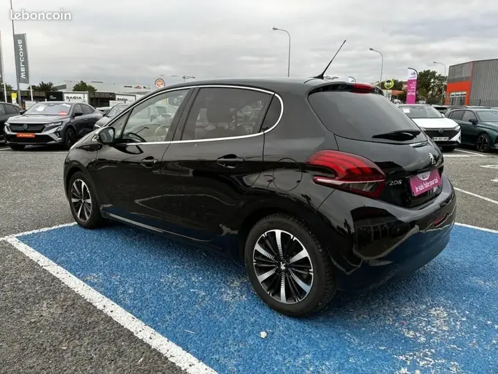 Peugeot 208 2019 photo 4