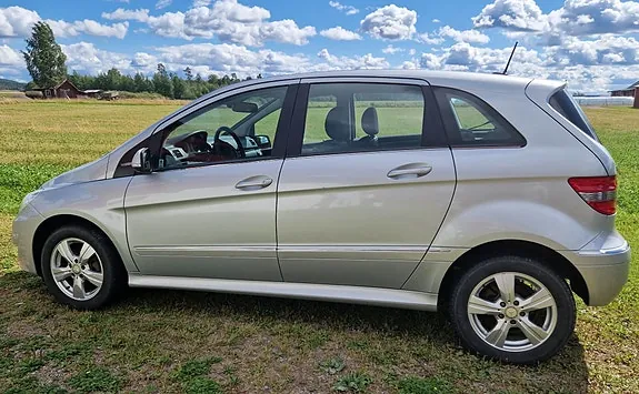 Mercedes-Benz B180 2010 photo 2