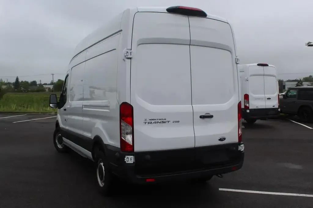 Ford Transit 2024 photo 3