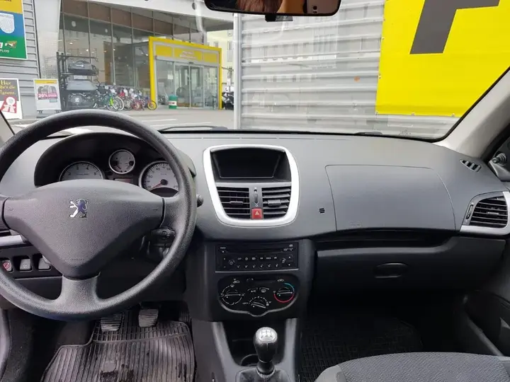 Peugeot 206 2012 photo 2