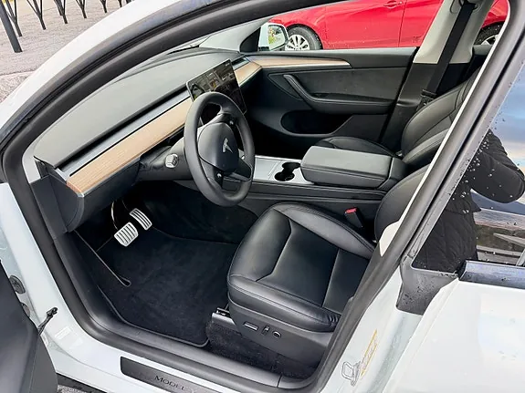 Tesla Model Y 2025 photo 4