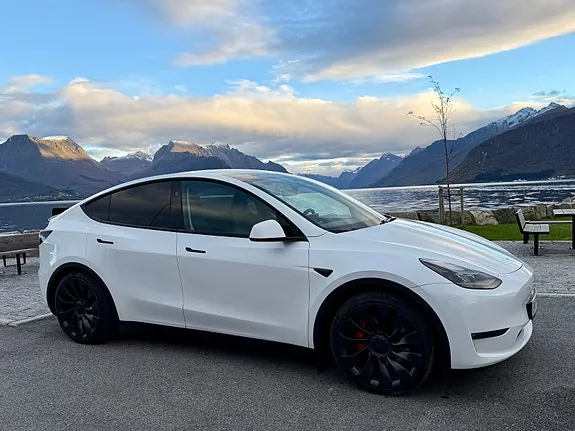 Tesla Model Y 2025 photo 3