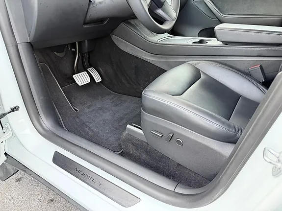 Tesla Model Y 2025 photo 5
