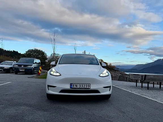Tesla Model Y 2025 photo 2