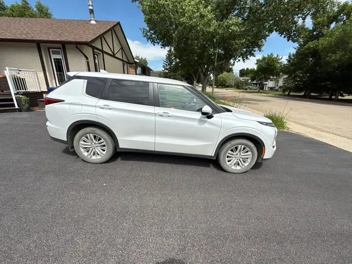 Mitsubishi Outlander 2022 photo 2