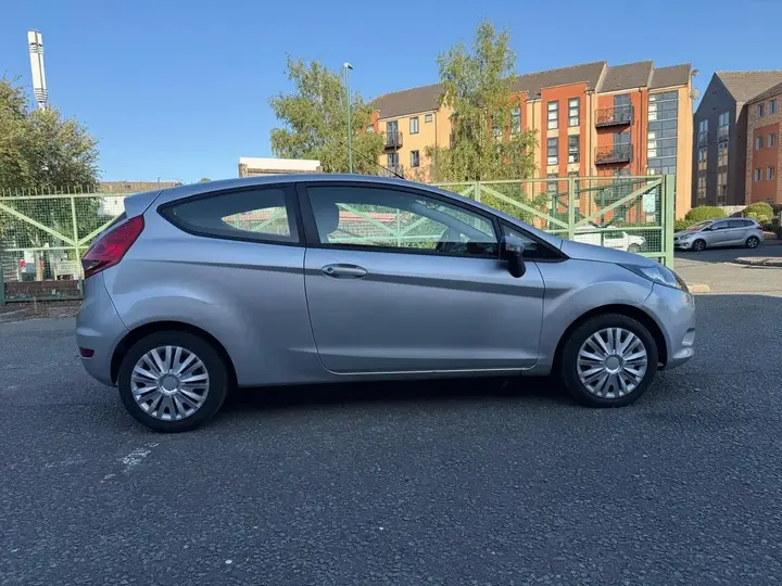 Ford Fiesta 2011 photo 2