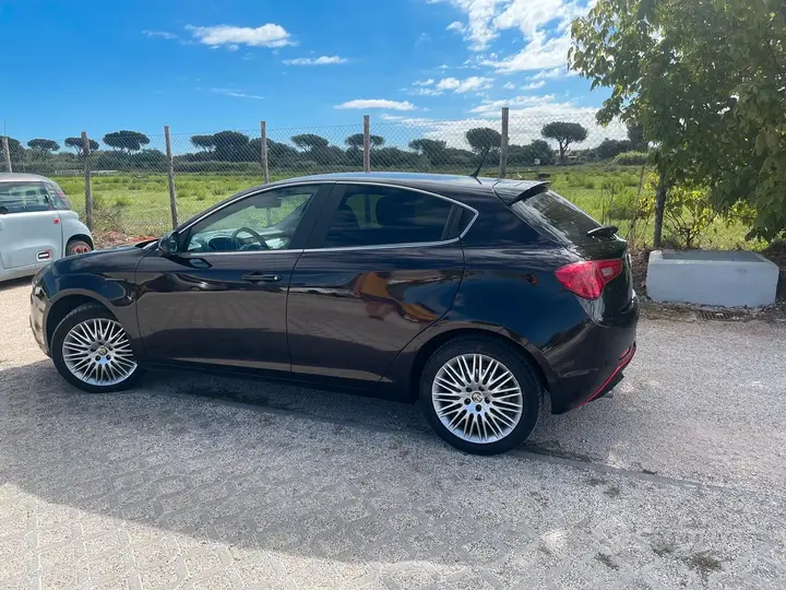 Alfa Romeo Giulietta 2011 photo 2