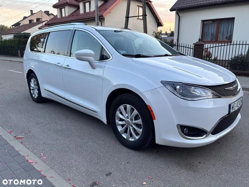 Chrysler Pacifica 2018 photo 3