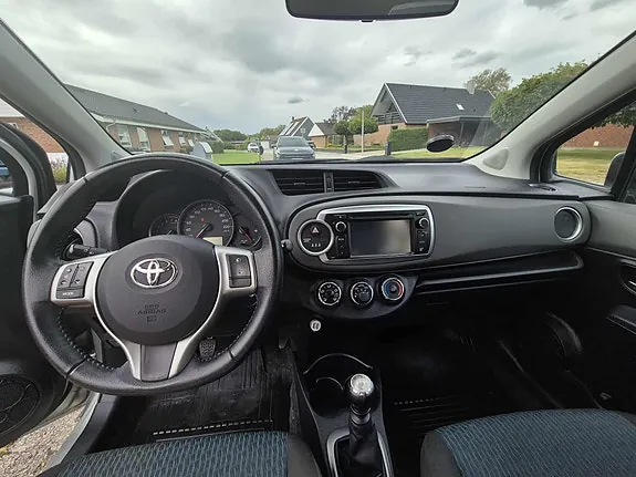 Toyota Yaris 2011 photo 4
