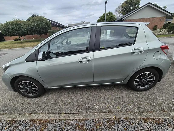 Toyota Yaris 2011 photo 3