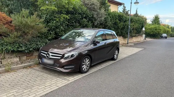 Mercedes-Benz B 180