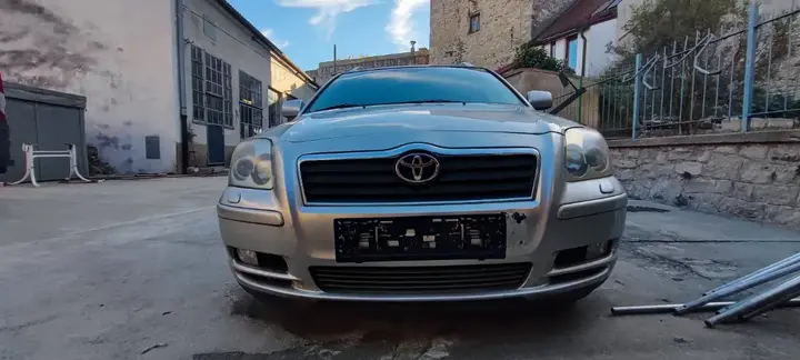 Toyota Avensis 2003 photo 2