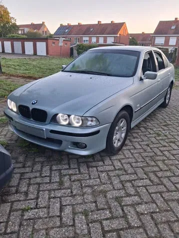 BMW 523I