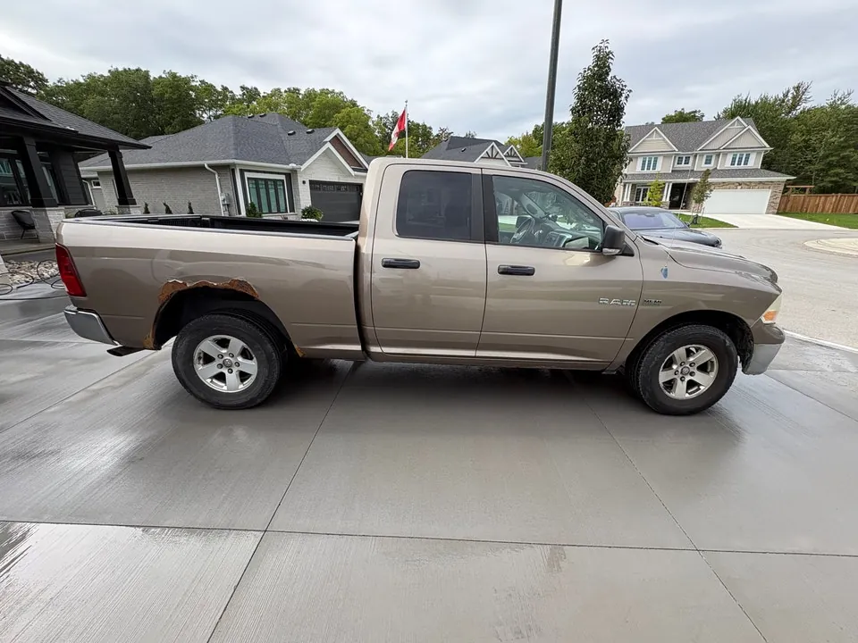 Dodge Ram 1500 2010 photo 2