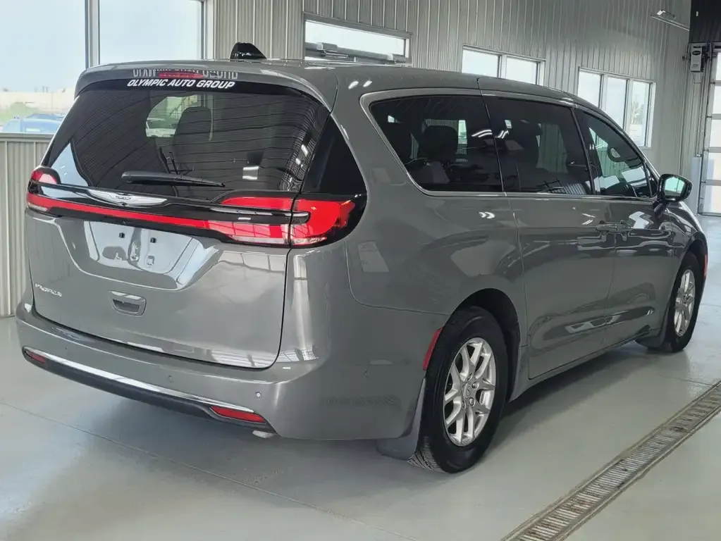 Chrysler Pacifica 2025 photo 3