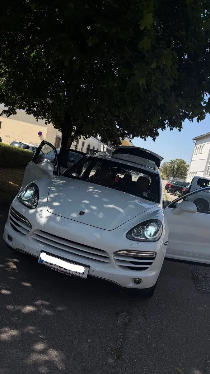 Porsche Cayenne 2012 photo 2