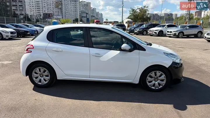 Peugeot 208 2013 photo 3